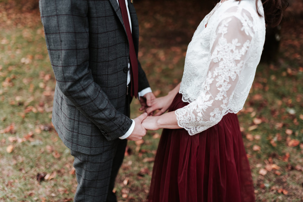 Couple se tenant les mains