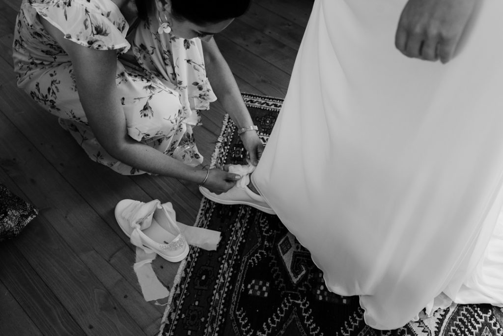 Mariée mettant ses chaussures