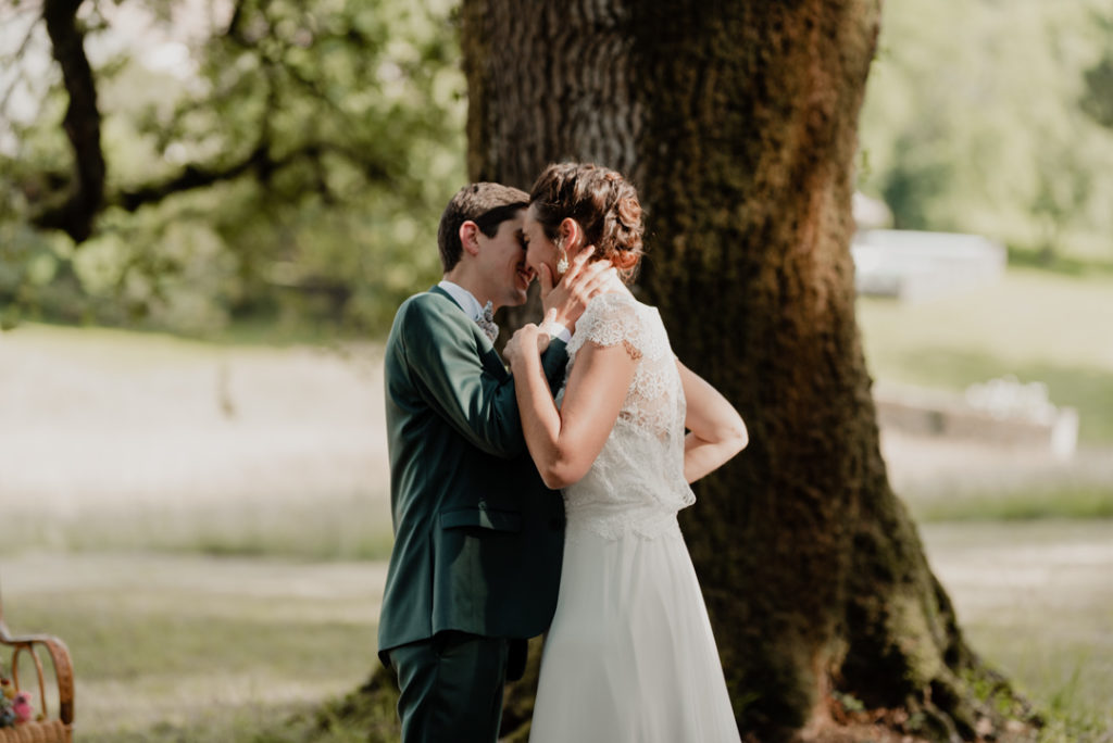 Mariés s'embrassant