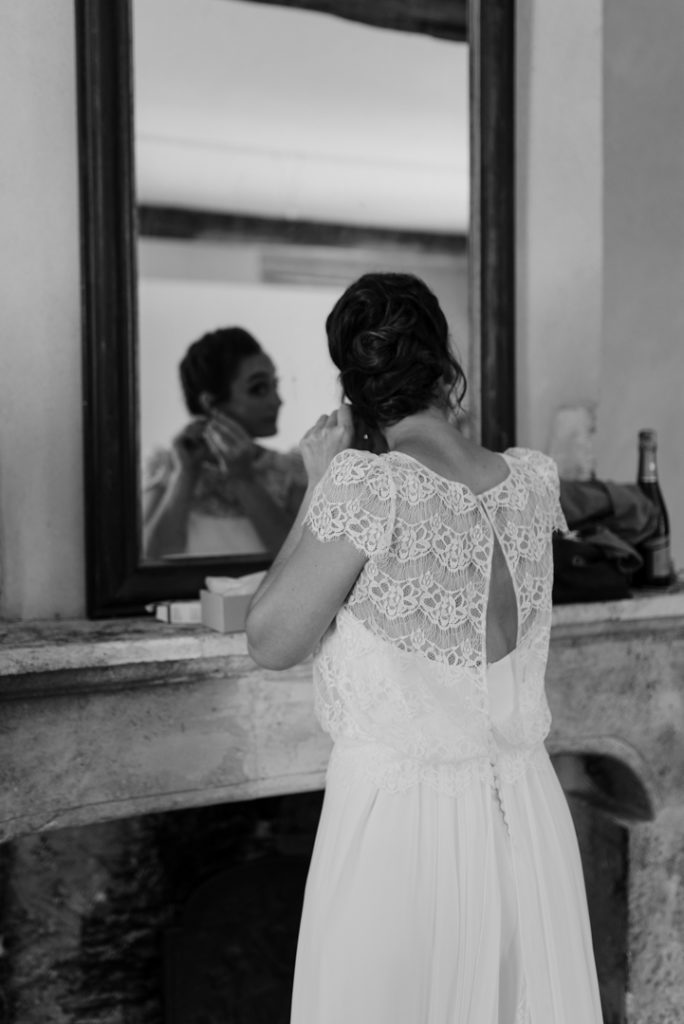 Reflet de la mariée dans un miroir