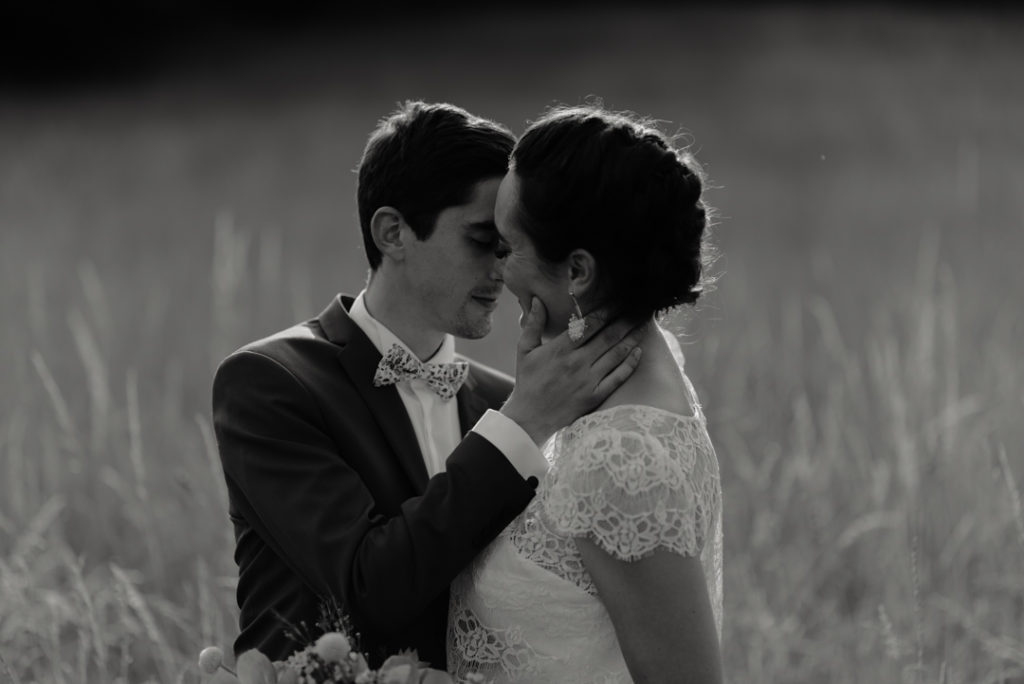 Portrait de mariés s'embrassant