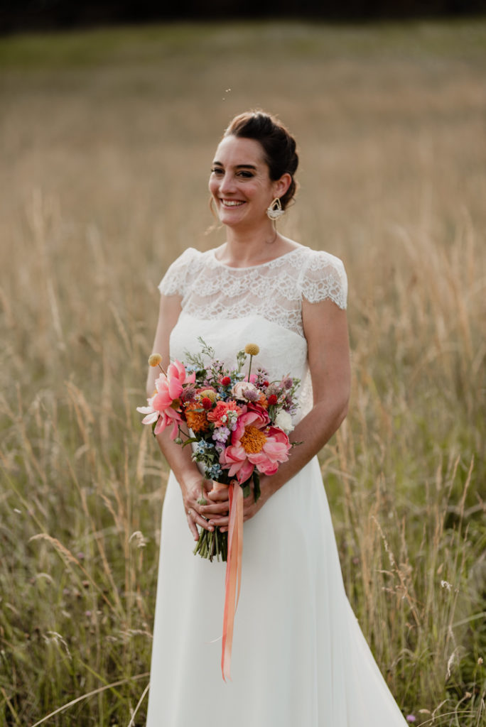 Mariée tenant son bouquet