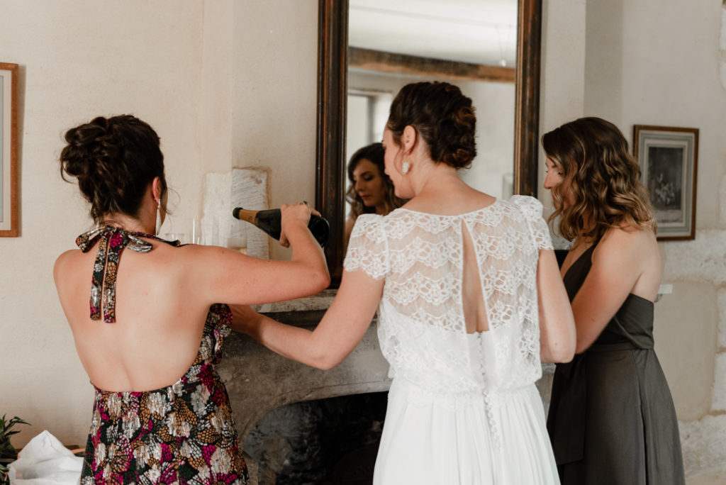 Mariée et ses témoins se servant du champagne