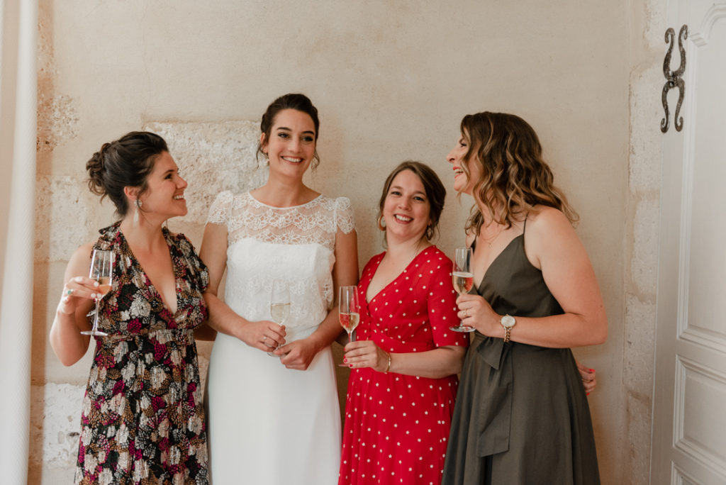 Mariée. avec ses témoins