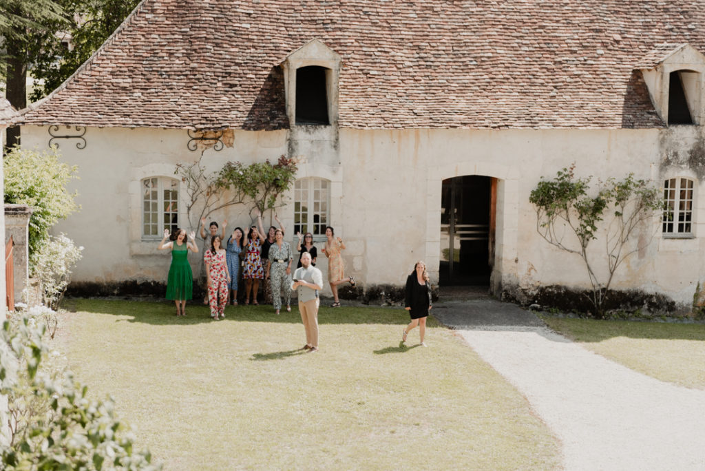 Invités faisant des signes de la main dehors