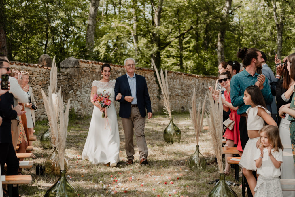 Arrivée de la mariée au bras de son père.