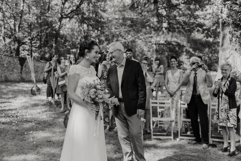 Mariée au bras de son papa