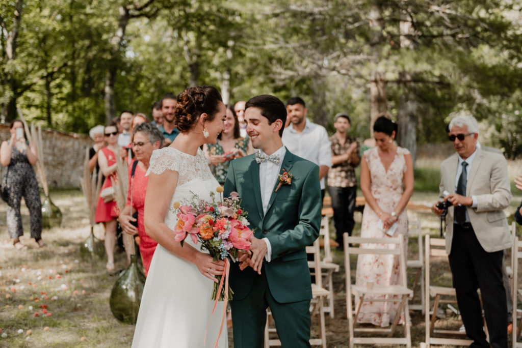 Marié émotif devant la mariée