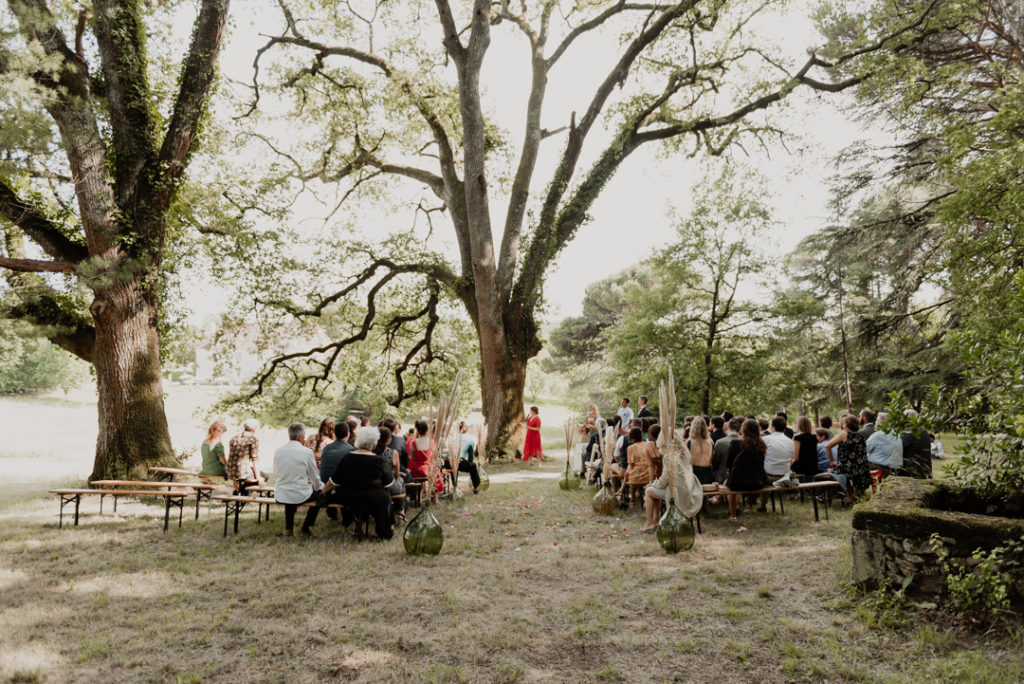Cérémonie laïque sous les arbres