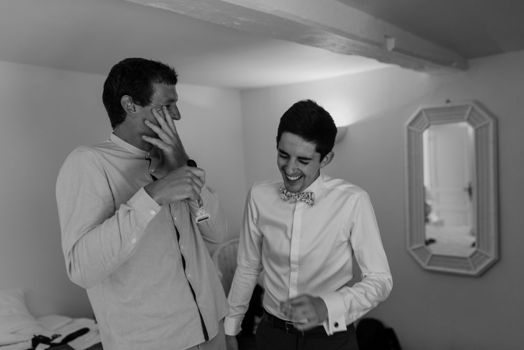 Marié et un témoin rigolant