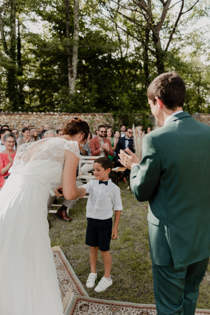 Enfant apportant les alliances