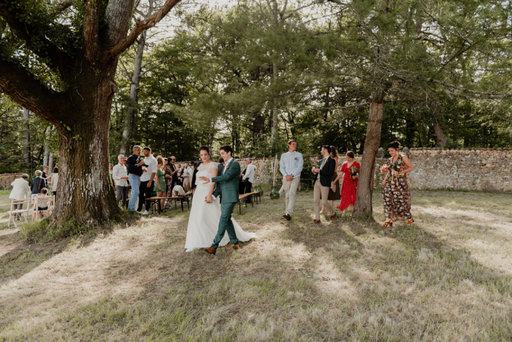 Mariés et invités quittant la cérémonie