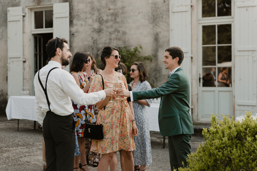 Marié trinquant avec. ses amis