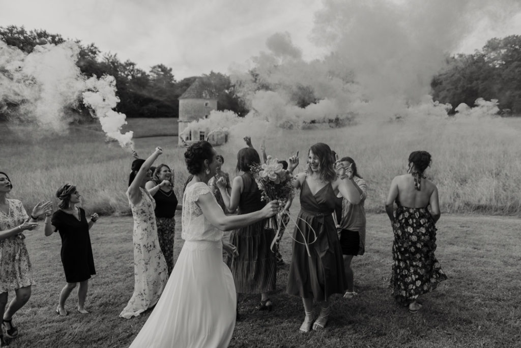 Mariées et amis dansant