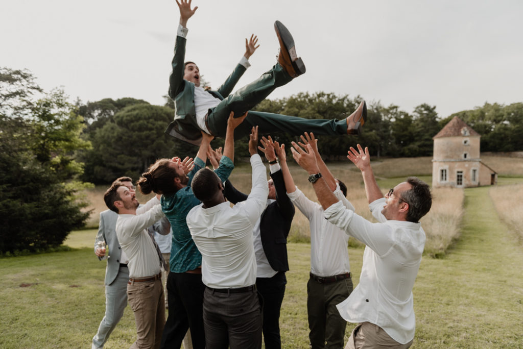 Témoins lançant en l'air le marié