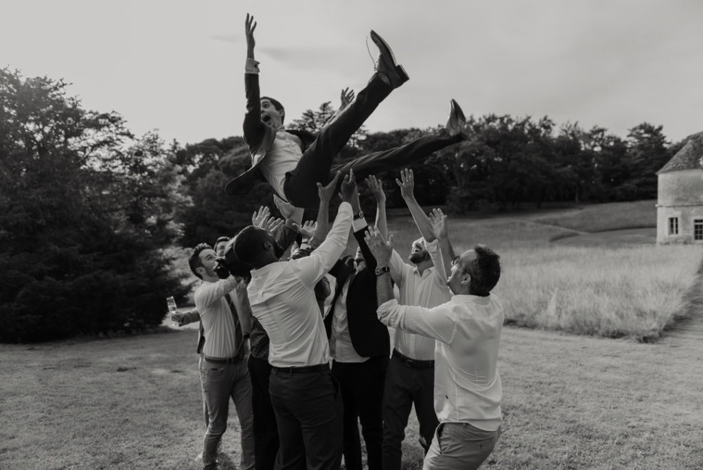 Témoin lance en l'air le marié