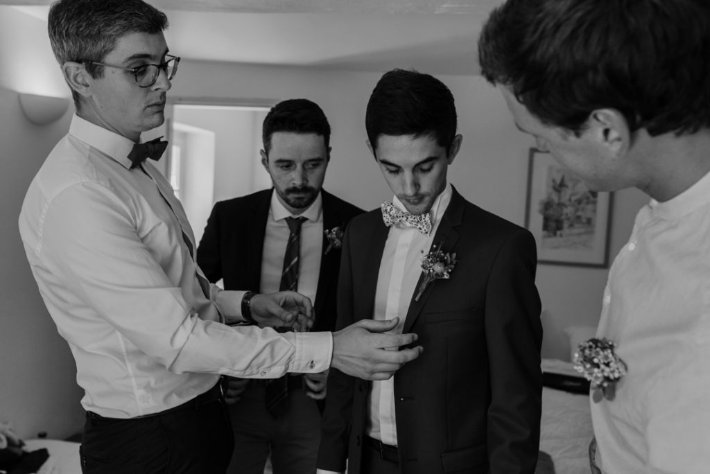 Témoins habillant le marié