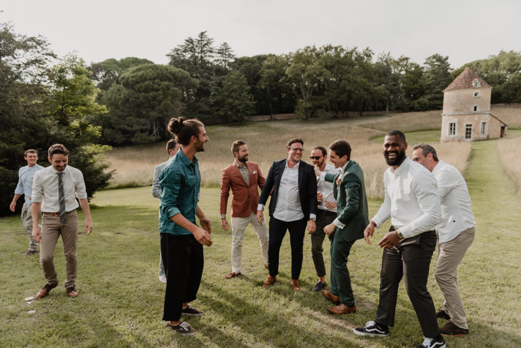 Marié et amis rigolant.