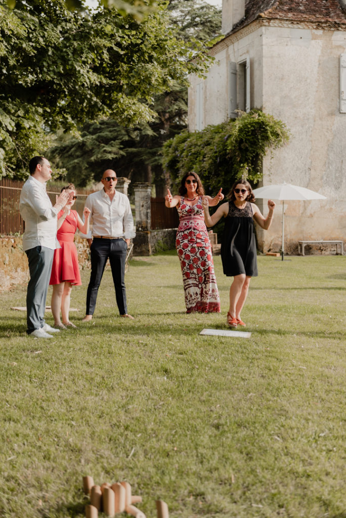 Invités jouant au palet