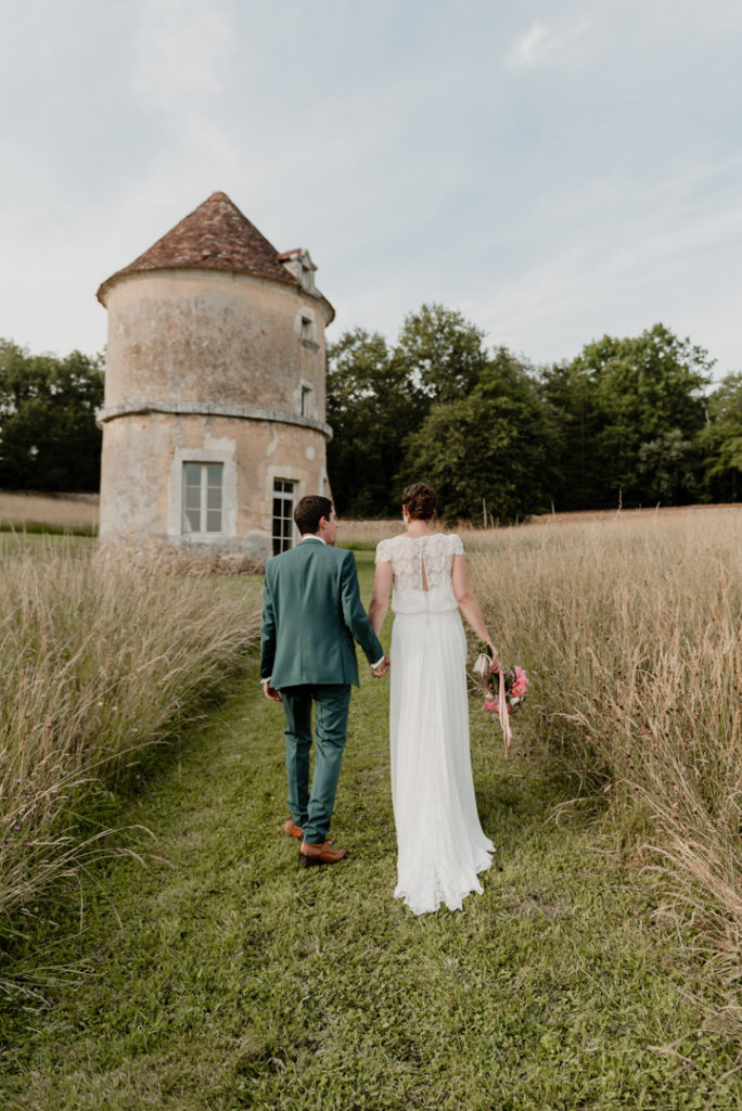 Mariés marchant main dans la main