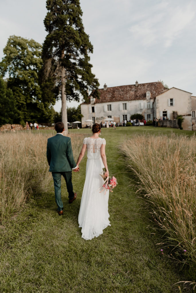 Mariés rejoignant leurs invités