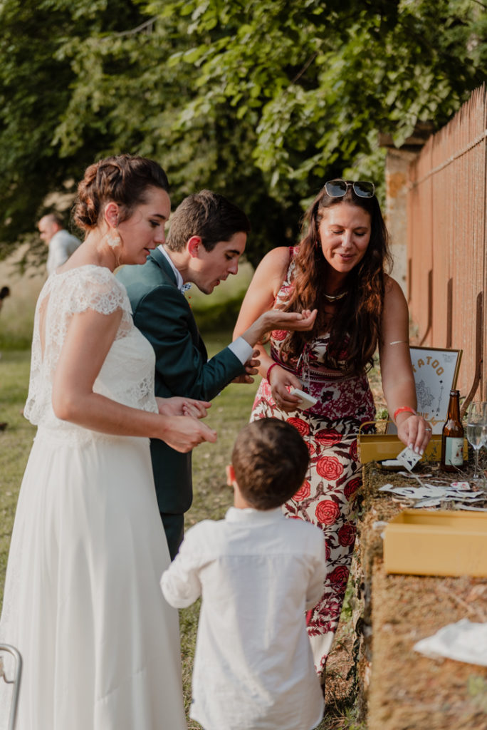 Mariés se met un tatouage