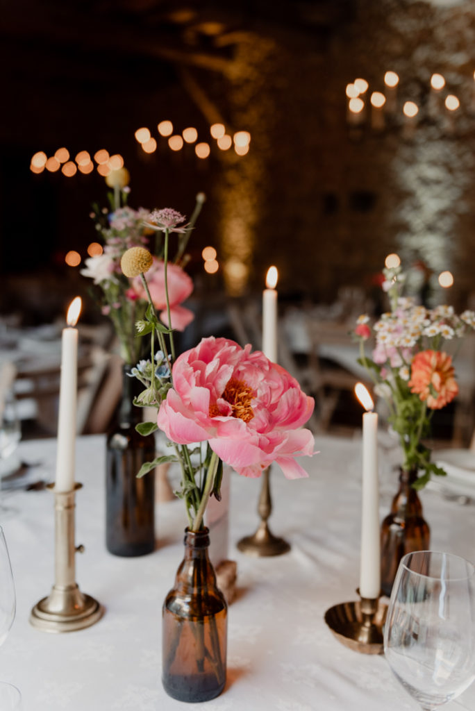 Fleurs sur la table de repas