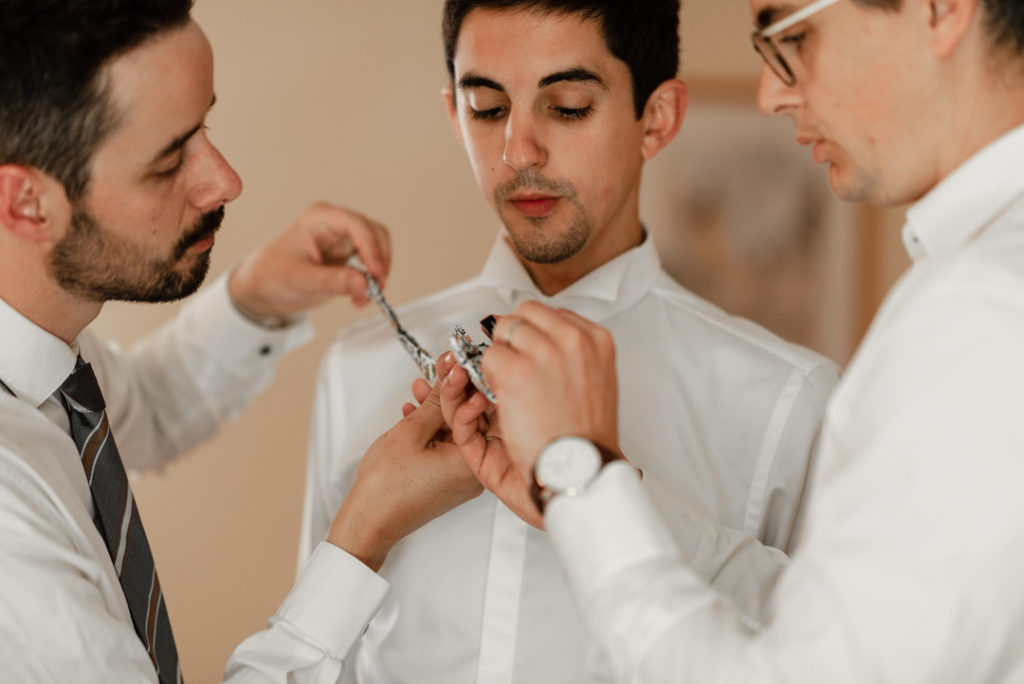 Témoins mettant le noeud papillon du marié