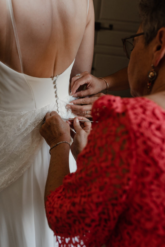 Attache de la robe de la mariée