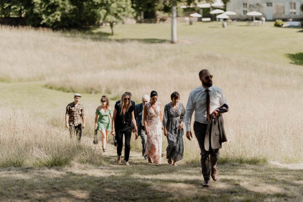 Invités arrivant sur la cérémonie laïque