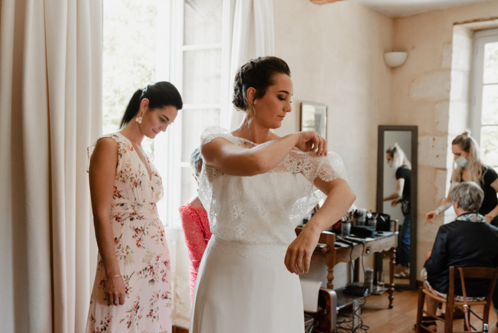 Mariée s'habillant