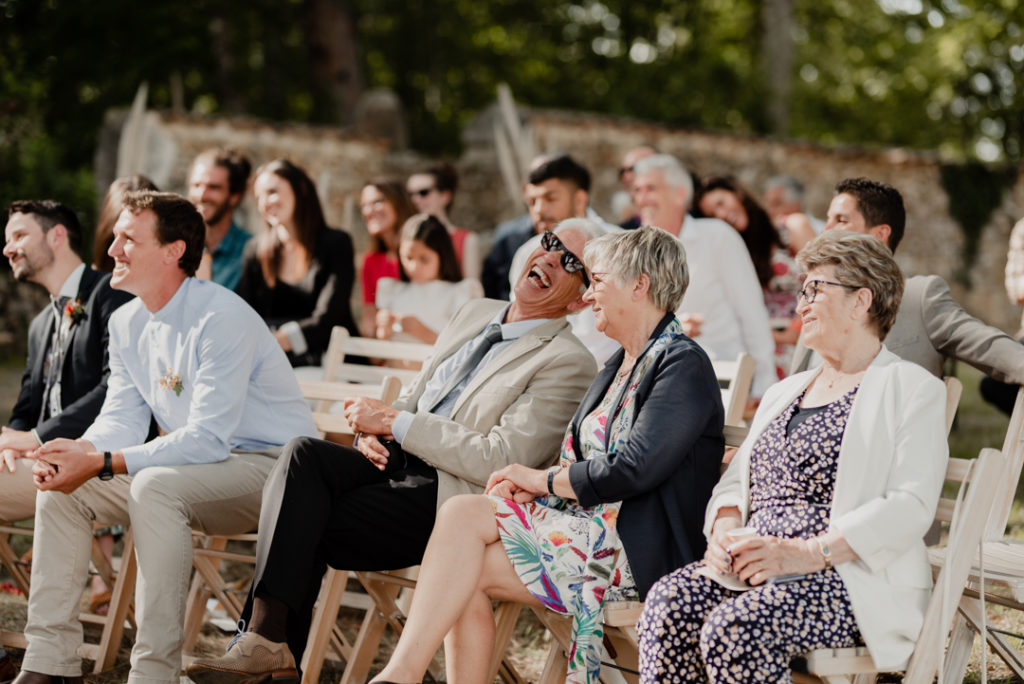 Père du mariée rigolant