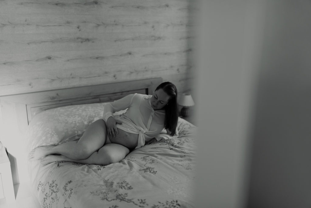 Femme enceinte allongée sur un lit