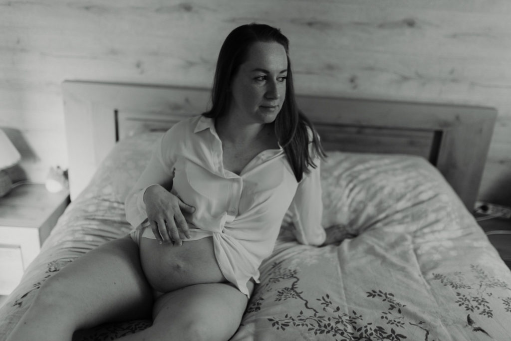 Femme enceinte sur un lit