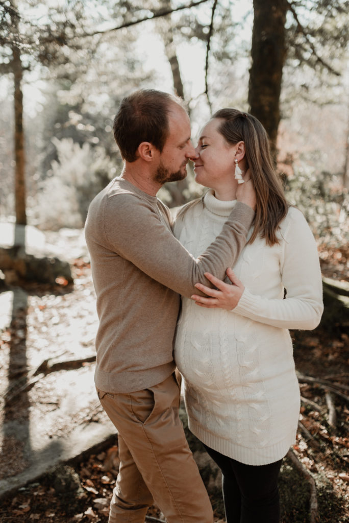 Couple en forêt s'embrassant