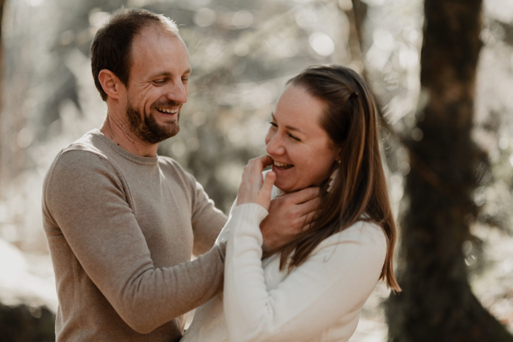 Couple rigolant dehors.