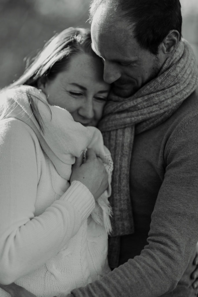 Couple tête contre tête - noir et blanc