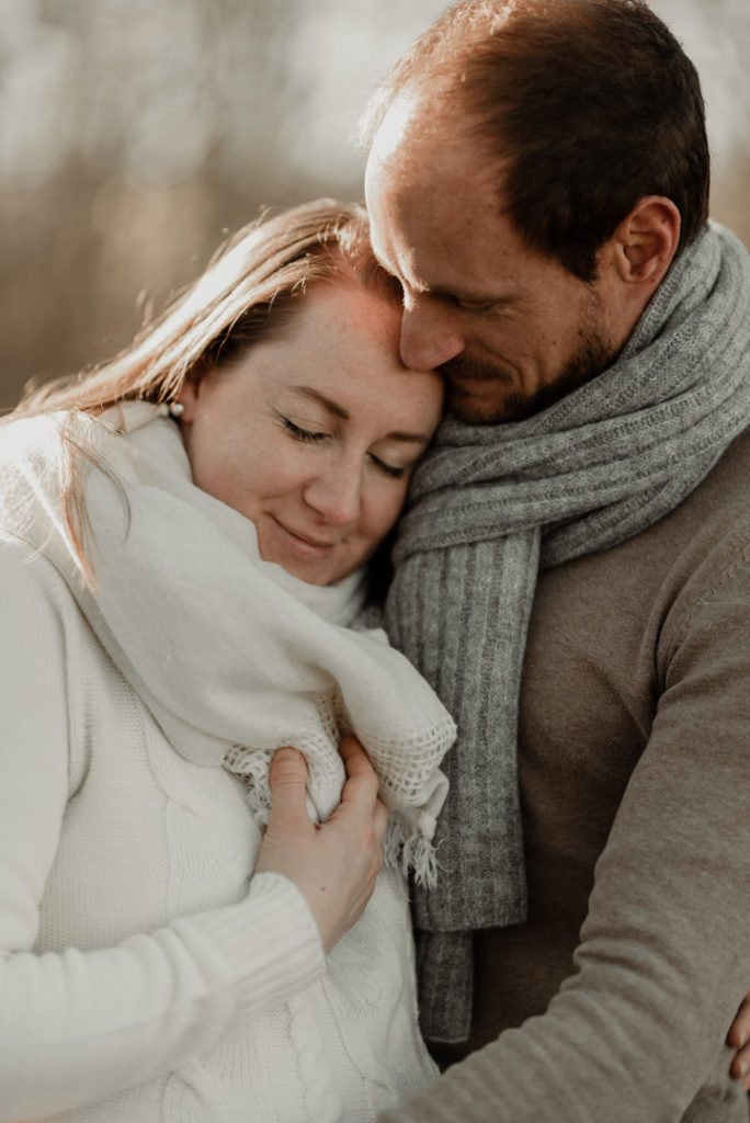 Couple l'un contre l'autre