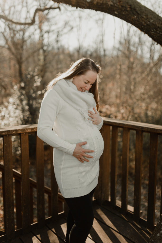 Portrait de femme enceinte dehors