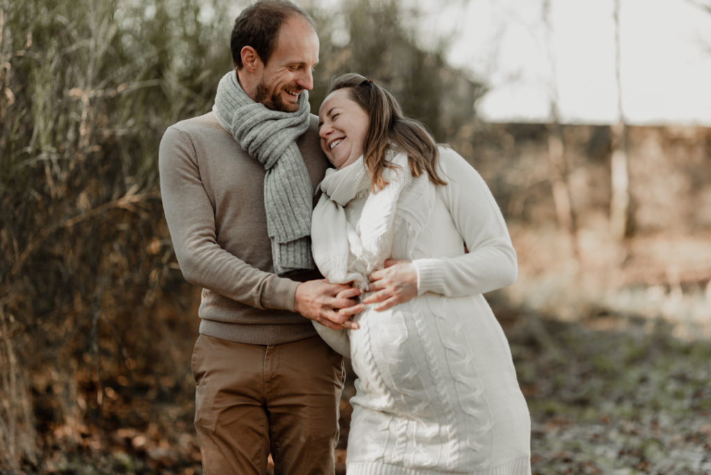 Couple riant se promène dehors
