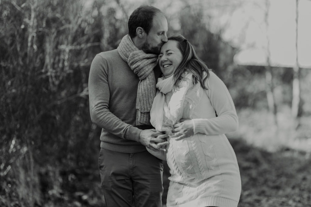 Couple riant se promène dehors - noir et blanc