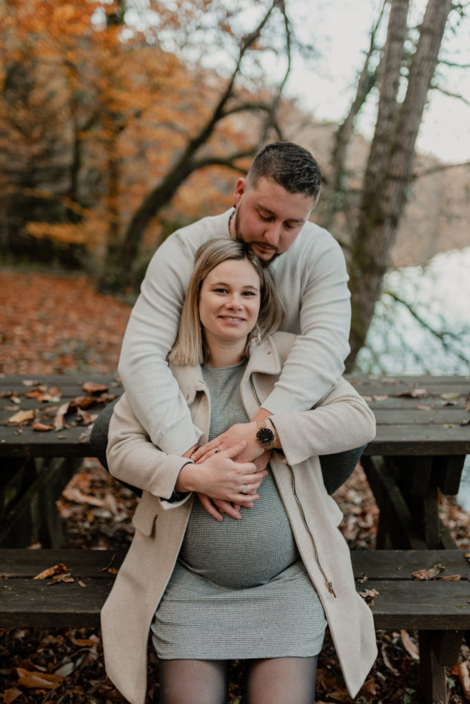 couple assis sur une table en forêt