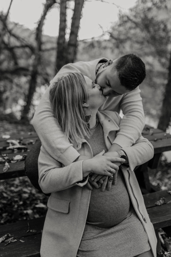 couple s'embrassant noir et blanc