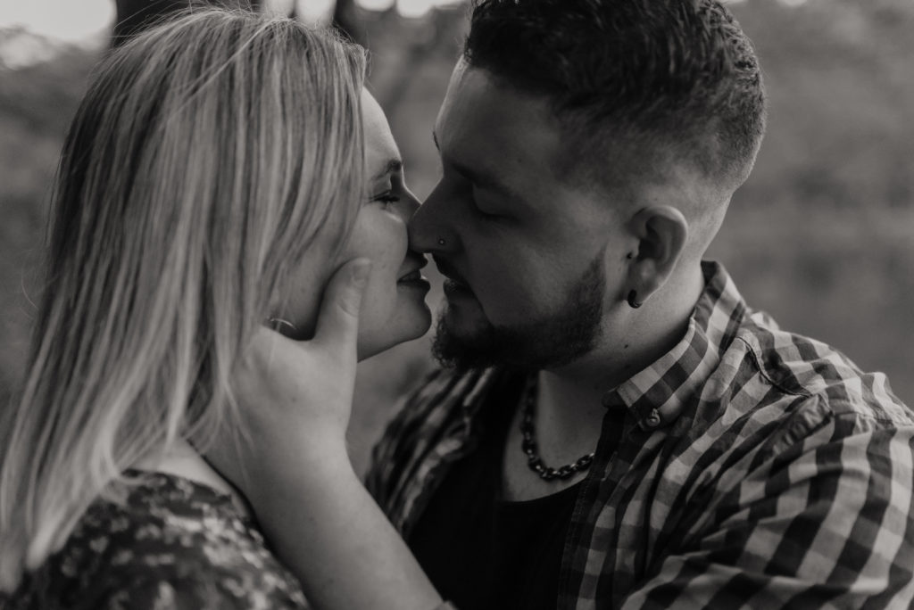 homme embrassant tendrement femme