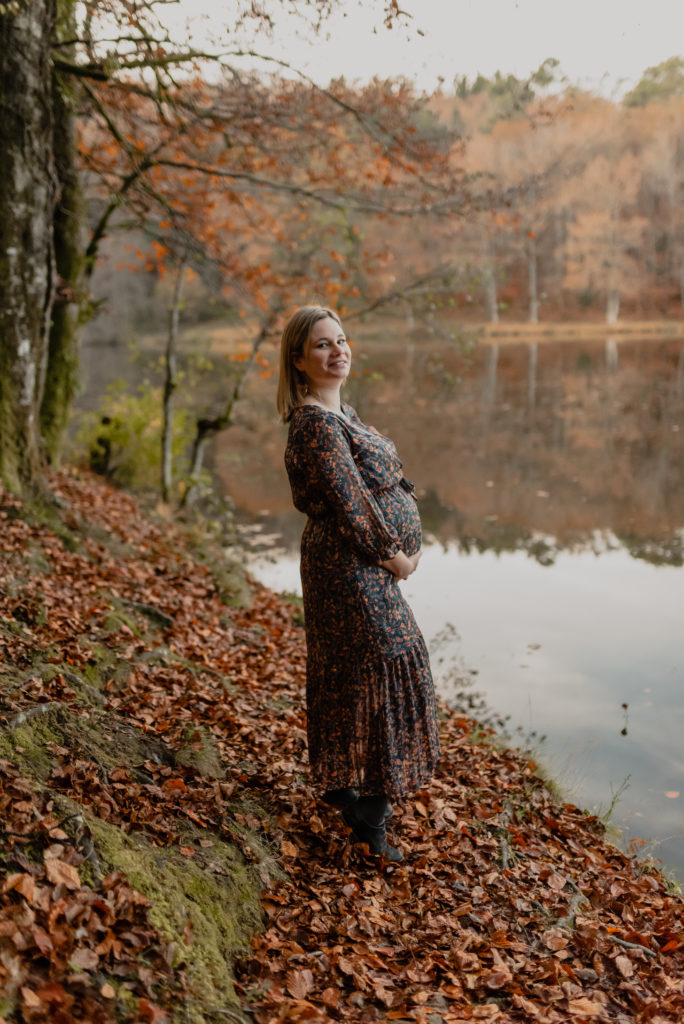 femme enceinte proche d'un étang