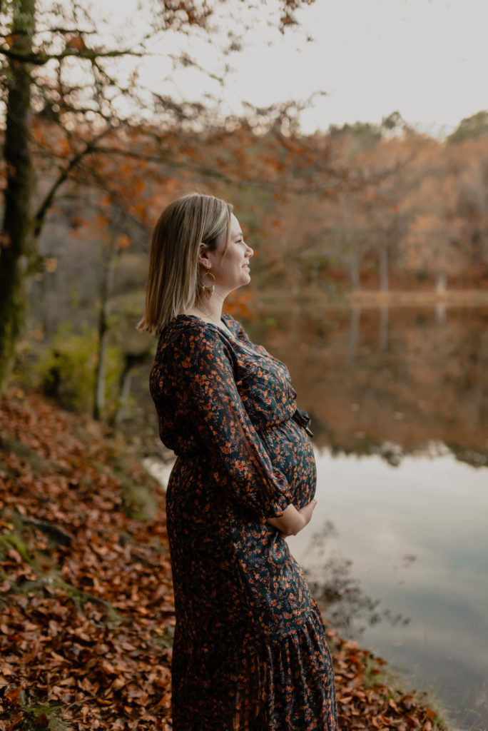 femme enceinte au bord d'un étang