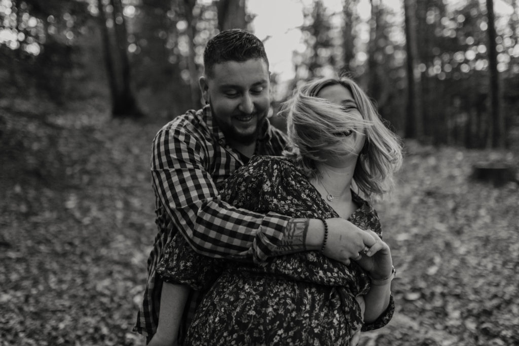 couple rigolant en noir et blanc