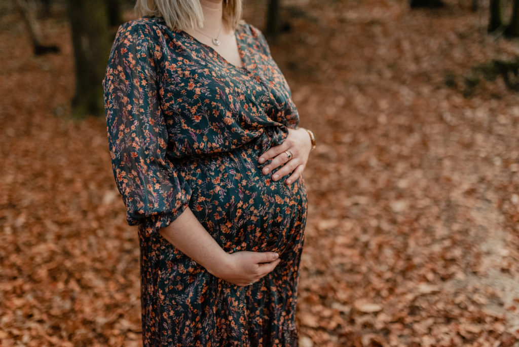ventre de femme enceinte dans une forêt à l'automne