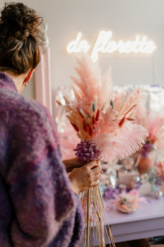 Néon de De Florette dans son atelier