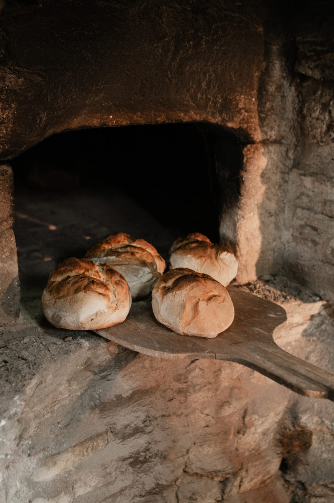 Pains cuits sortant du four